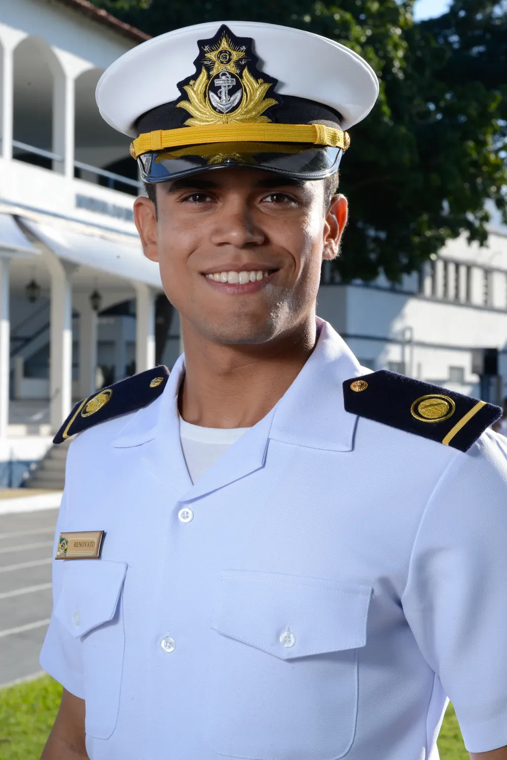 Matheus Renovato, oficial do Corpo de Engenheiros da Marinha e criador do Método AFC, fardado e sorrindo no quartel